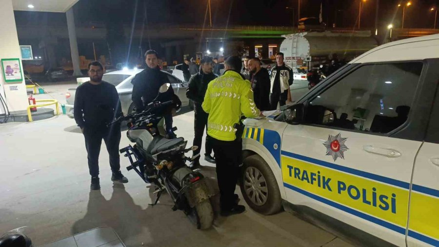 Antalya’da Plakasız Ve Abartı Egzozlu Motosiklete 62 Bin Tl Ceza Kesildi