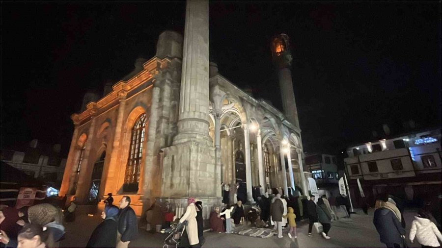 Konya’da Ramazan Ayının Son Teravihinde Camiler Doldu