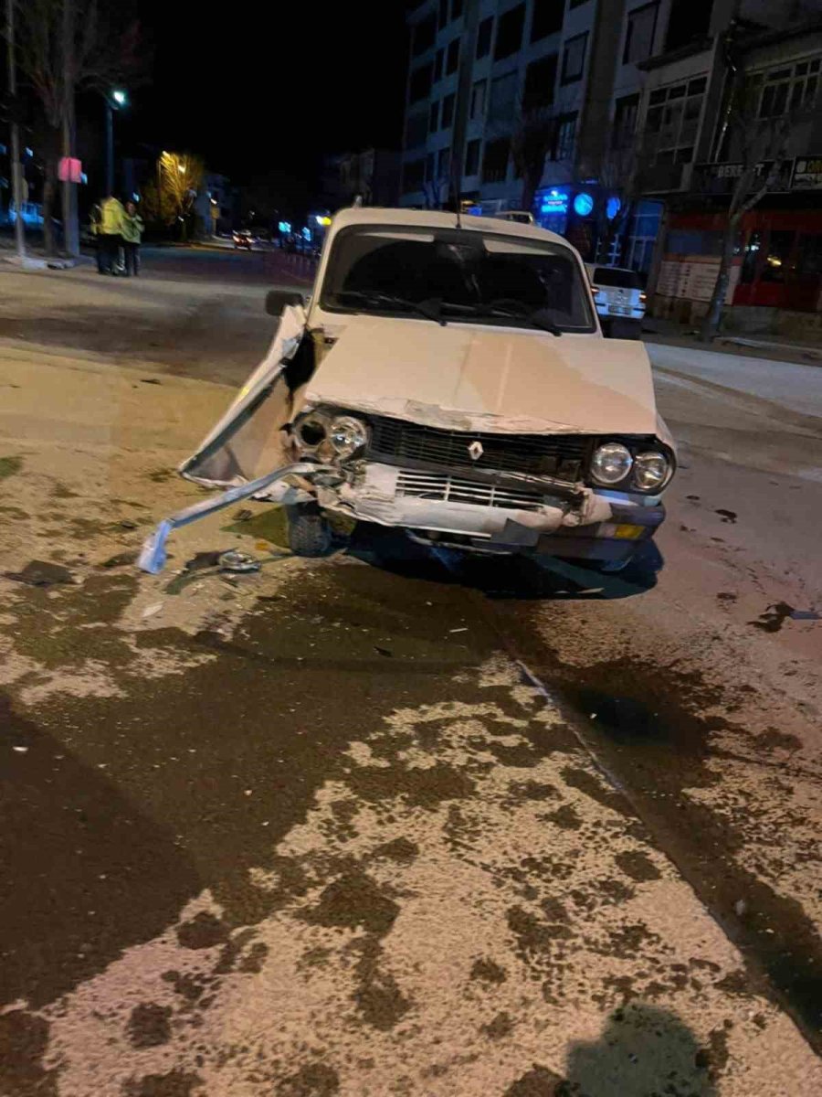 Karapınar’da Kamyonet İle Otomobil Çarpıştı: 1 Yaralı