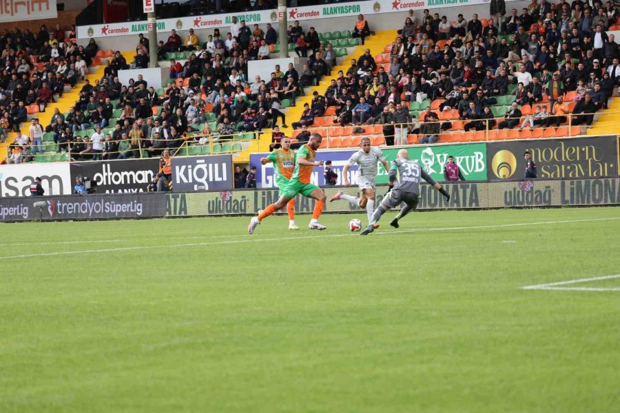 Trendyol Süper Lig: Corendon Alanyaspor: 2 - Kocaelispor: 0 (ilk Yarı)