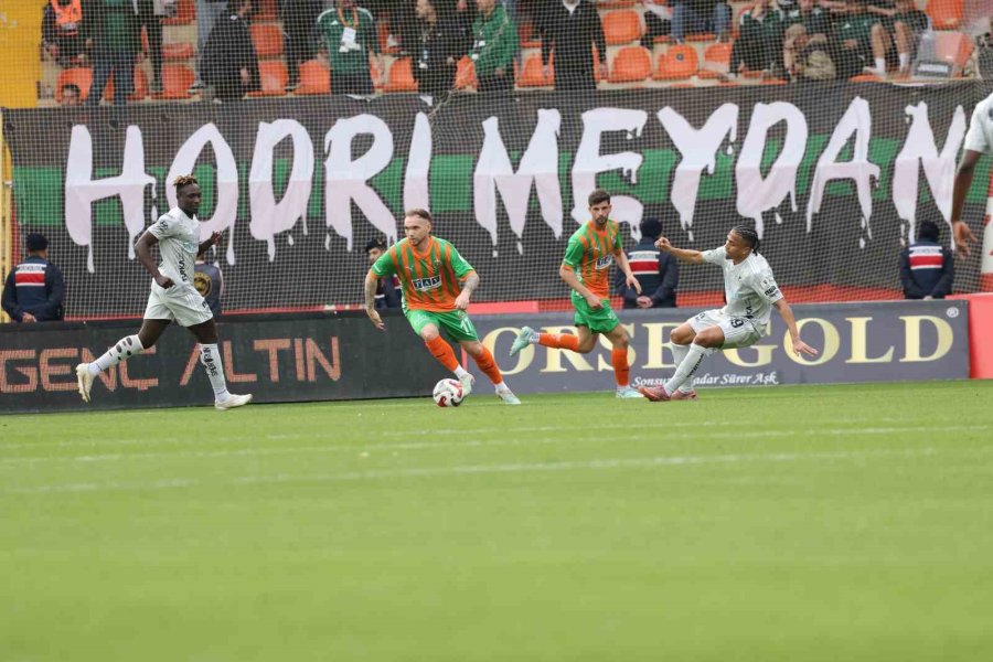 Trendyol Süper Lig: Corendon Alanyaspor: 2 - Kocaelispor: 0 (ilk Yarı)