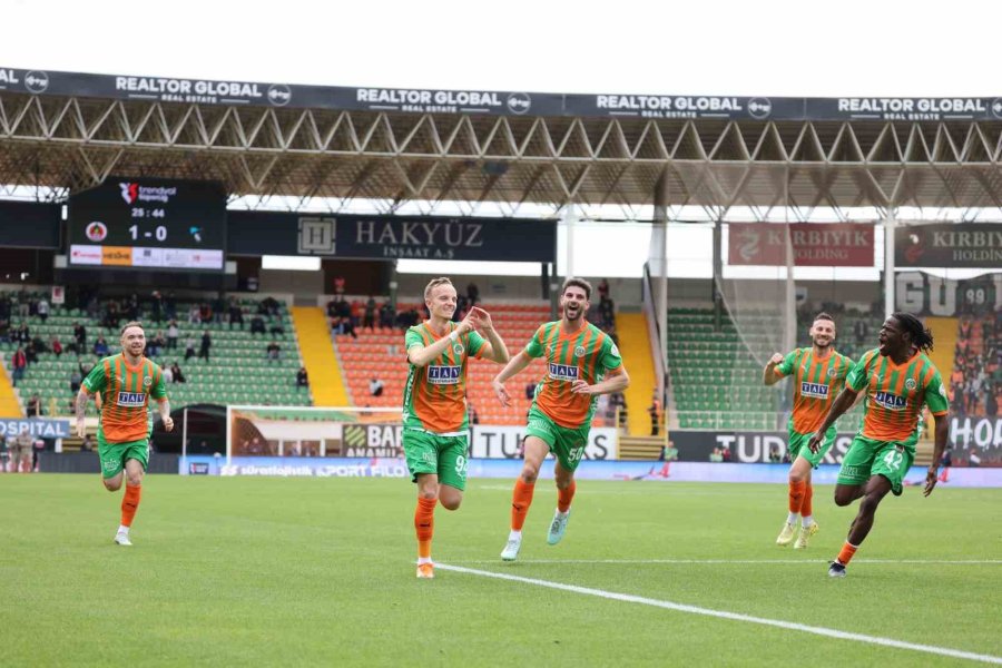 Trendyol Süper Lig: Corendon Alanyaspor: 2 - Kocaelispor: 0 (ilk Yarı)