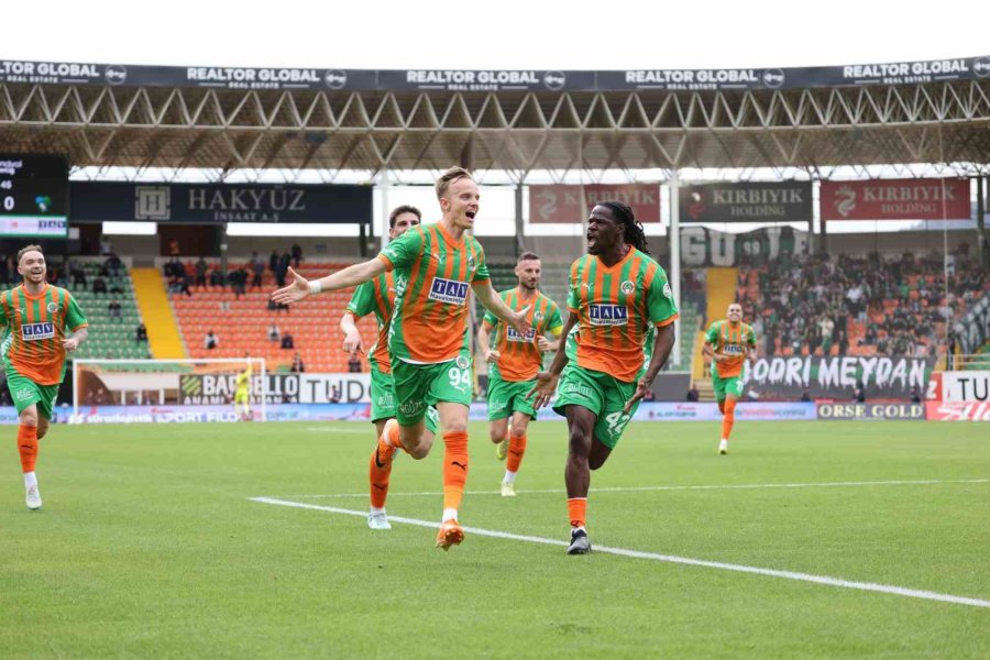 Trendyol Süper Lig: Corendon Alanyaspor: 2 - Kocaelispor: 0 (ilk Yarı)