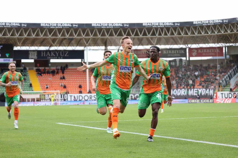 Trendyol Süper Lig: Corendon Alanyaspor: 2 - Kocaelispor: 0 (ilk Yarı)