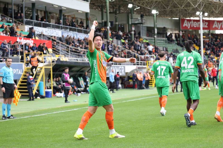 Trendyol Süper Lig: Corendon Alanyaspor: 2 - Kocaelispor: 0 (ilk Yarı)