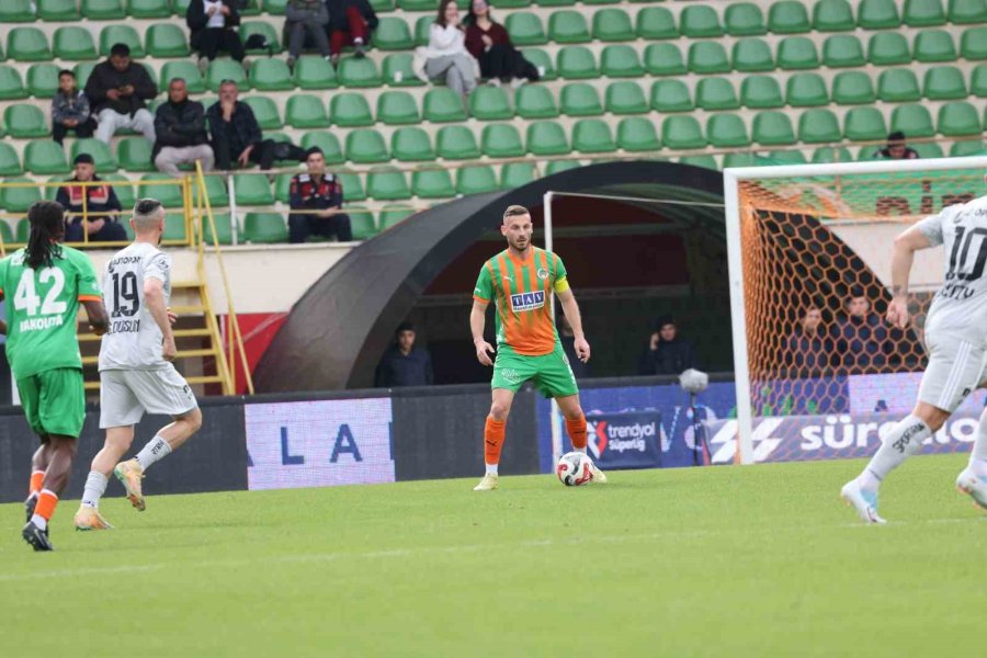 Trendyol Süper Lig: Corendon Alanyaspor: 2 - Kocaelispor: 0 (ilk Yarı)