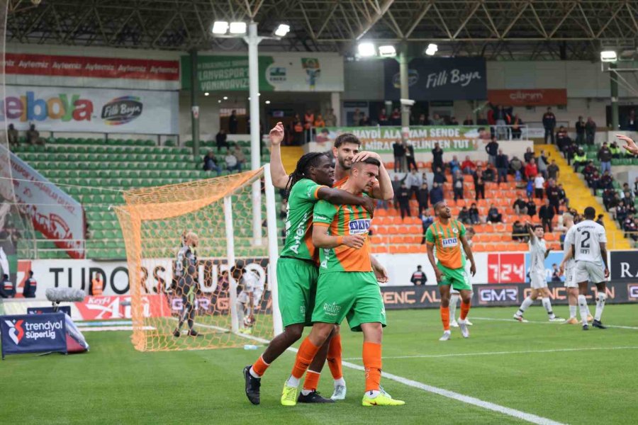 Trendyol Süper Lig: Corendon Alanyaspor: 2 - Kocaelispor: 0 (ilk Yarı)