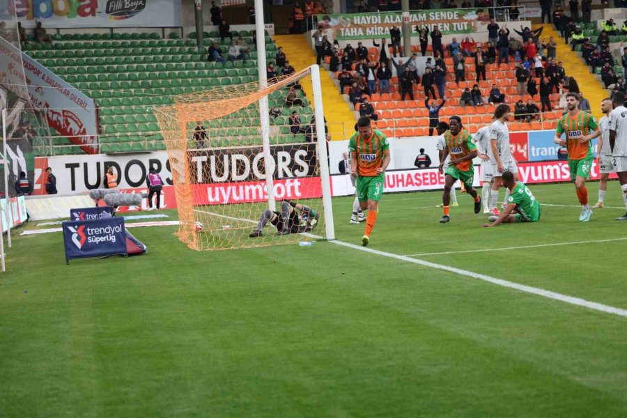 Trendyol Süper Lig: Corendon Alanyaspor: 2 - Kocaelispor: 0 (ilk Yarı)