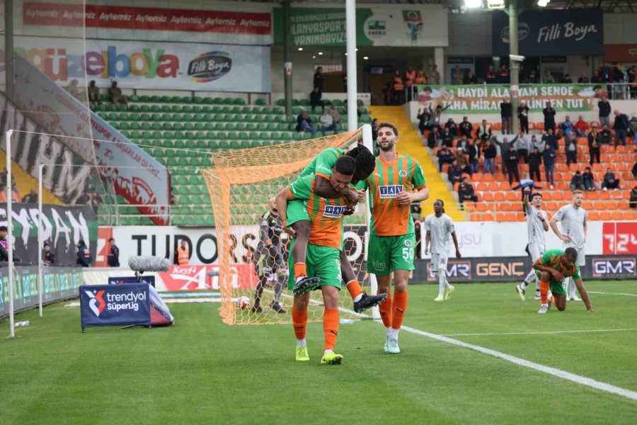Trendyol Süper Lig: Corendon Alanyaspor: 2 - Kocaelispor: 0 (ilk Yarı)
