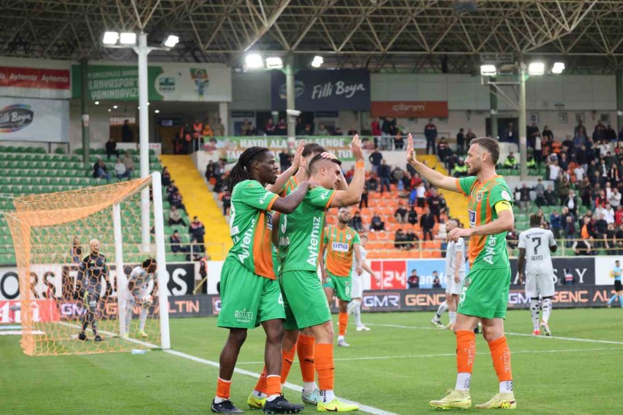 Trendyol Süper Lig: Corendon Alanyaspor: 2 - Kocaelispor: 0 (ilk Yarı)