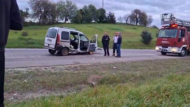 Bayram Yolunda Feci Kaza: Otomobiller Kafa Kafaya Çarpıştı, 7 Kişi Yaralandı