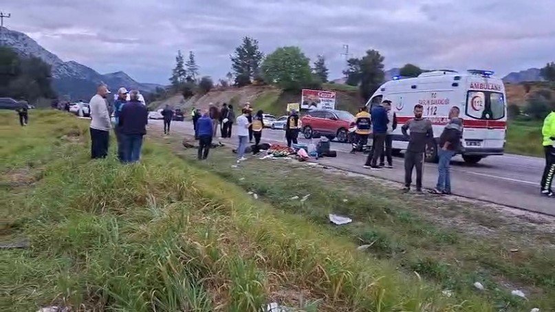 Bayram Yolunda Feci Kaza: Otomobiller Kafa Kafaya Çarpıştı, 7 Kişi Yaralandı