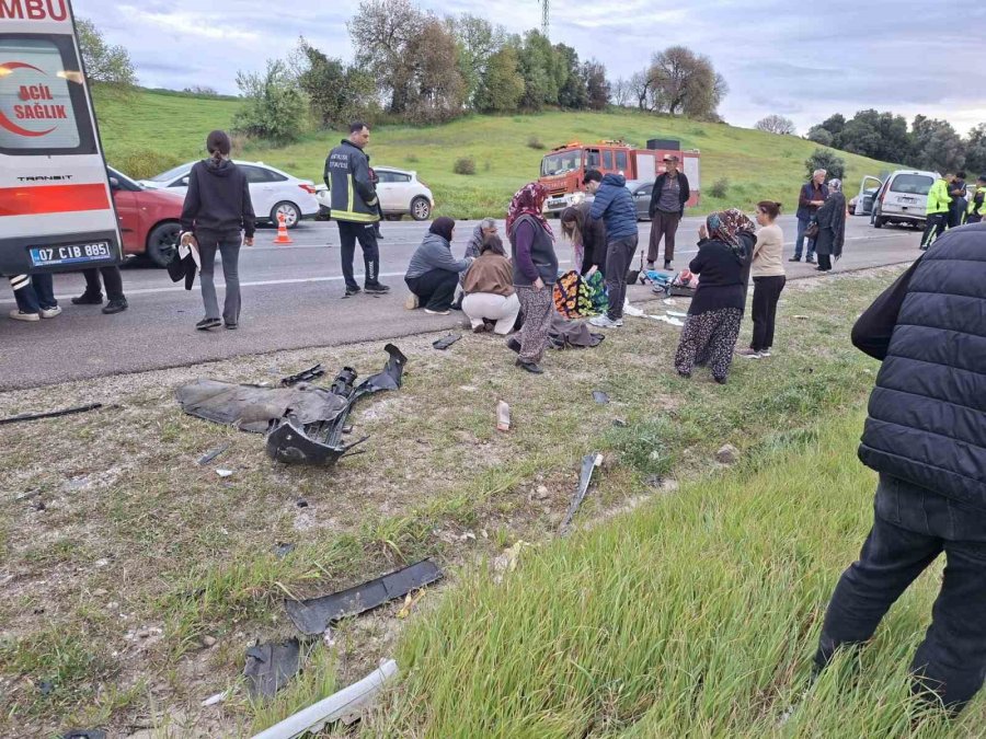 Bayram Yolunda Feci Kaza: Otomobiller Kafa Kafaya Çarpıştı, 7 Kişi Yaralandı