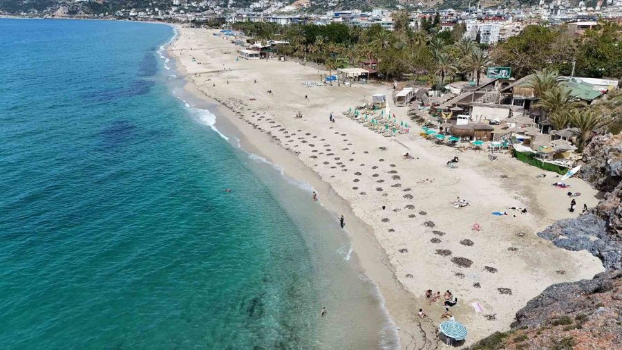 Alanya’da Bayram Arifesinde Hava Sıcaklığı 20 Dereceye Ulaştı, Tatilciler Soluğu Sahilde Aldı
