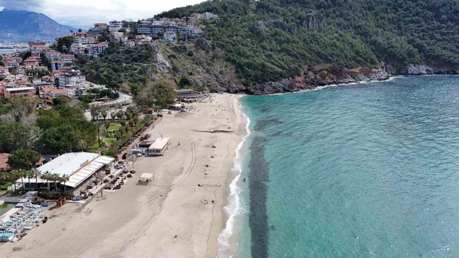 Alanya’da Bayram Arifesinde Hava Sıcaklığı 20 Dereceye Ulaştı, Tatilciler Soluğu Sahilde Aldı