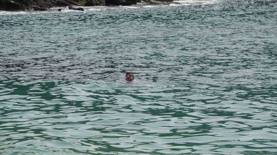 Alanya’da Bayram Arifesinde Hava Sıcaklığı 20 Dereceye Ulaştı, Tatilciler Soluğu Sahilde Aldı