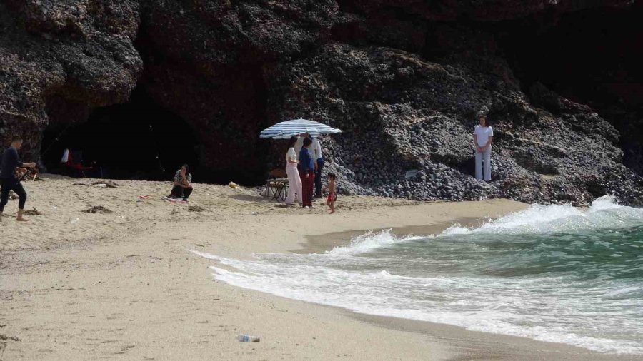 Alanya’da Bayram Arifesinde Hava Sıcaklığı 20 Dereceye Ulaştı, Tatilciler Soluğu Sahilde Aldı