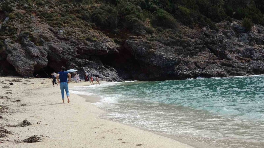 Alanya’da Bayram Arifesinde Hava Sıcaklığı 20 Dereceye Ulaştı, Tatilciler Soluğu Sahilde Aldı