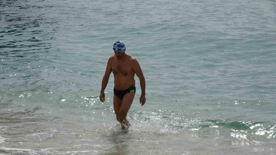 Alanya’da Bayram Arifesinde Hava Sıcaklığı 20 Dereceye Ulaştı, Tatilciler Soluğu Sahilde Aldı