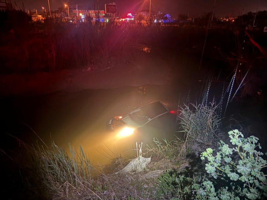 Seyir Halindeki Otomobil Dereye Uçtu, Sürücü Yaralandı