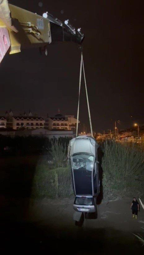 Seyir Halindeki Otomobil Dereye Uçtu, Sürücü Yaralandı