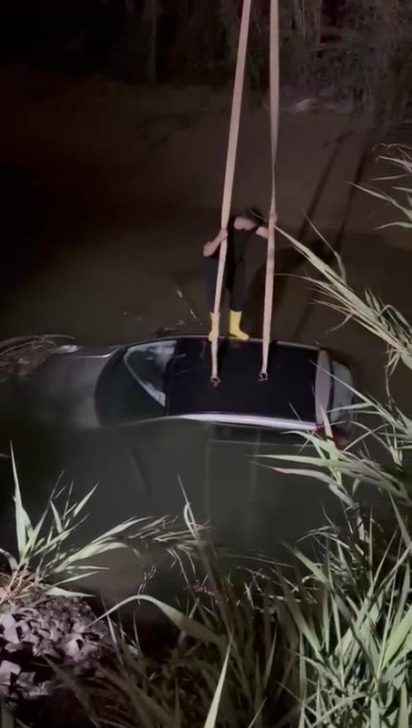 Seyir Halindeki Otomobil Dereye Uçtu, Sürücü Yaralandı