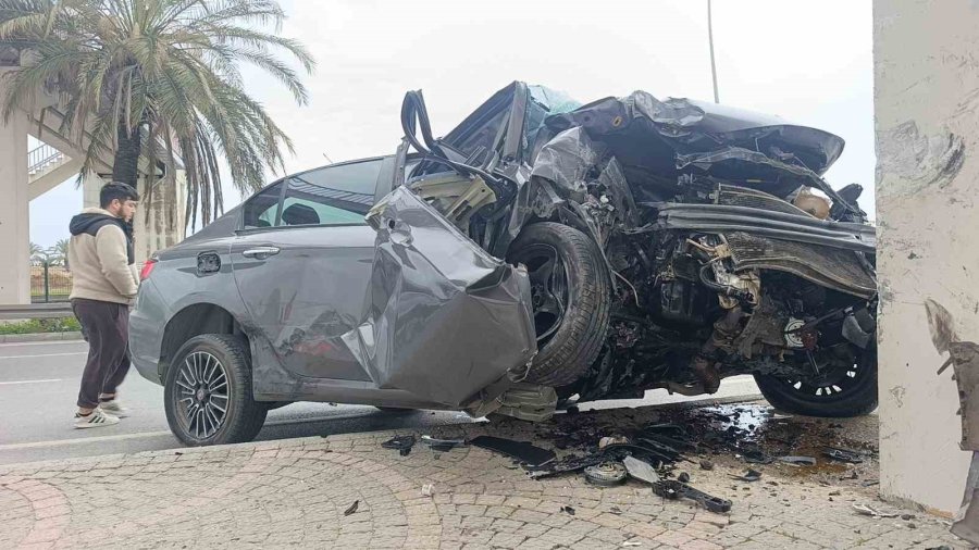 Çarpışan İki Araçtan Biri Üst Geçidin Ayaklarına Çarptı: 1 Ağır Yaralı