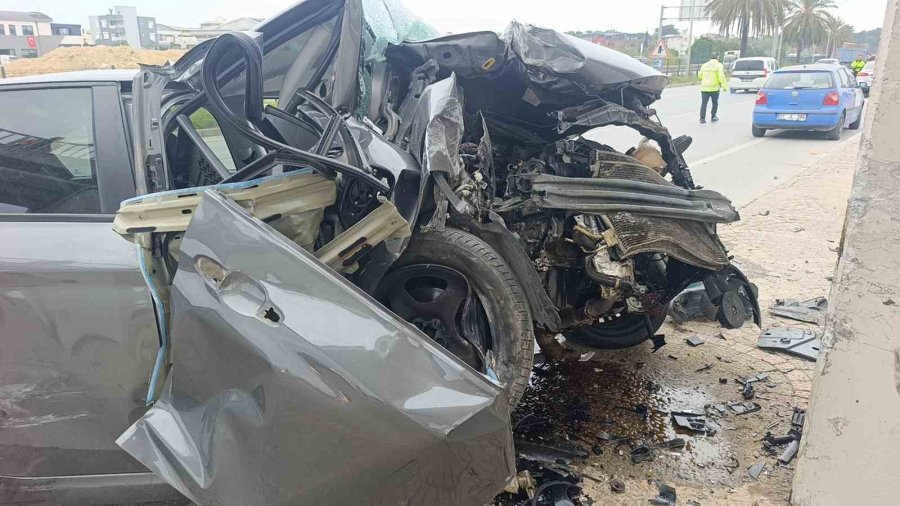 Çarpışan İki Araçtan Biri Üst Geçidin Ayaklarına Çarptı: 1 Ağır Yaralı