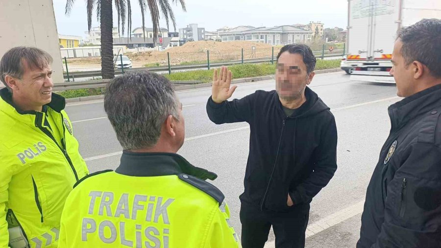 Çarpışan İki Araçtan Biri Üst Geçidin Ayaklarına Çarptı: 1 Ağır Yaralı