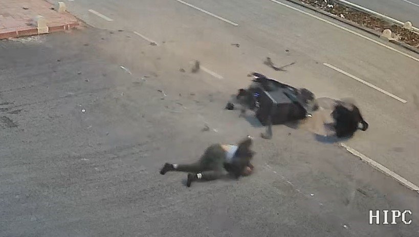 Motosikletin Yayayı Havaya Uçurduğu An Kameraya Yansıdı: 2 Yaralı