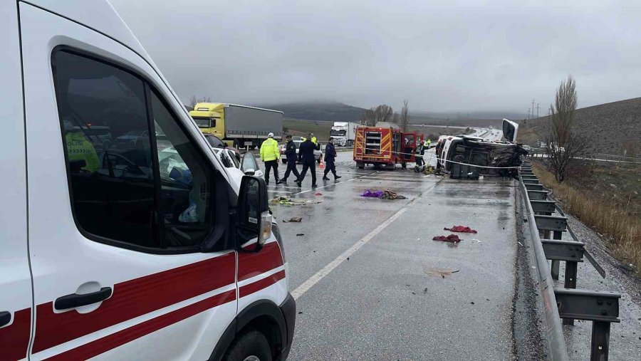 Otomobil Hafif Ticari Araçla Çarpıştı: Baba Oğul Öldü, 4 Kişi Yaralandı