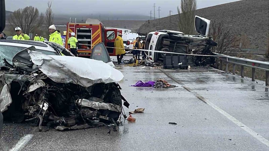 Otomobil Hafif Ticari Araçla Çarpıştı: Baba Oğul Öldü, 4 Kişi Yaralandı