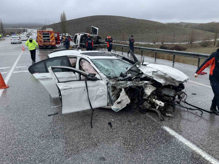 Otomobil Hafif Ticari Araçla Çarpıştı: Baba Oğul Öldü, 4 Kişi Yaralandı