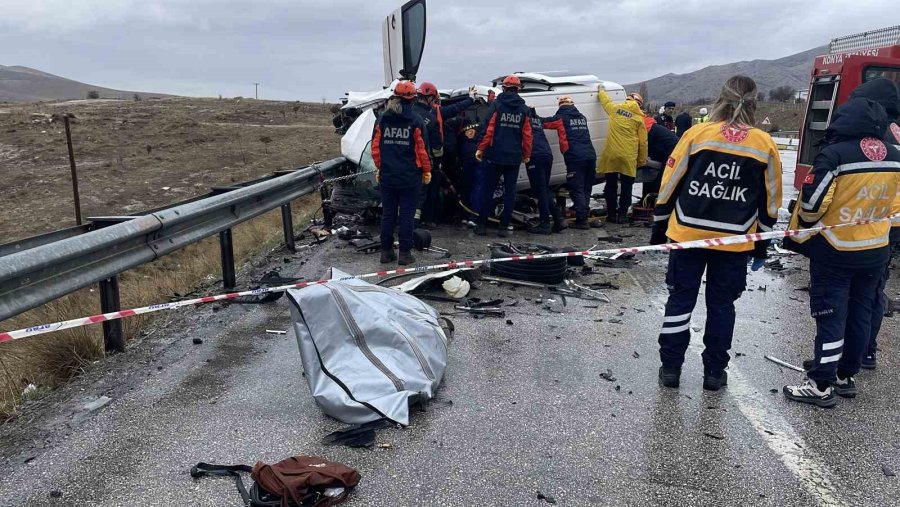Otomobil Hafif Ticari Araçla Çarpıştı: Baba Oğul Öldü, 4 Kişi Yaralandı