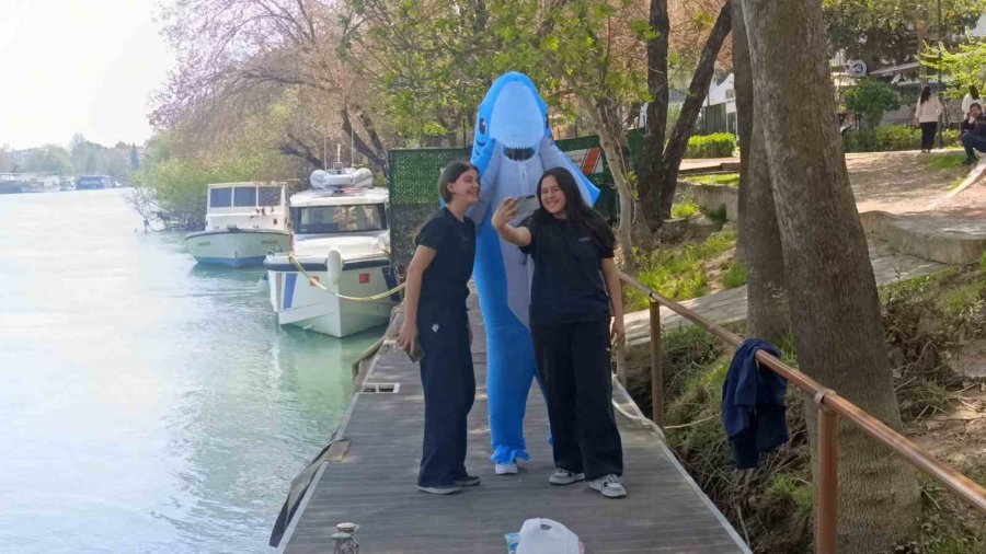 Vatandaşları Eğlendirmek İçin Köpek Balığı Kostümüyle Manavgat Sokaklarında Dolaşıyor