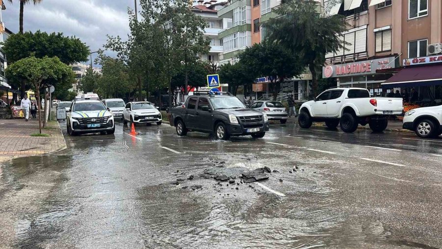 Kanalizasyon Borusu Patladı, Sürücüler Zor Anlar Yaşadı