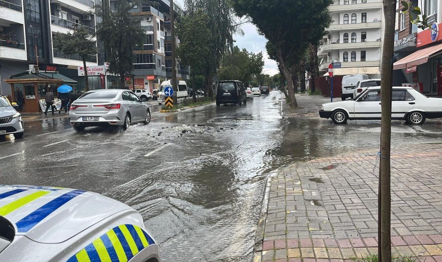 Kanalizasyon Borusu Patladı, Sürücüler Zor Anlar Yaşadı