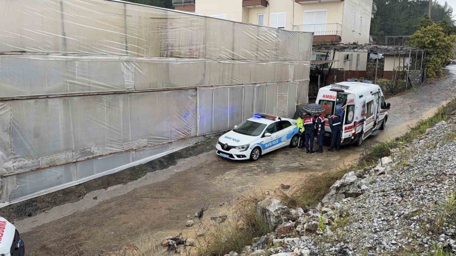 Lüks Otomobil Seraya Daldı Aynı Noktada 3 Günde İkinci Kaza: 4 Yaralı