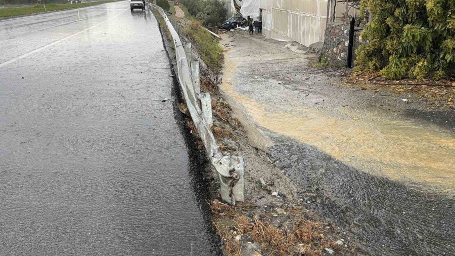 Lüks Otomobil Seraya Daldı Aynı Noktada 3 Günde İkinci Kaza: 4 Yaralı