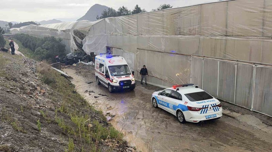 Lüks Otomobil Seraya Daldı Aynı Noktada 3 Günde İkinci Kaza: 4 Yaralı