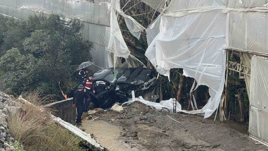 Lüks Otomobil Seraya Daldı Aynı Noktada 3 Günde İkinci Kaza: 4 Yaralı