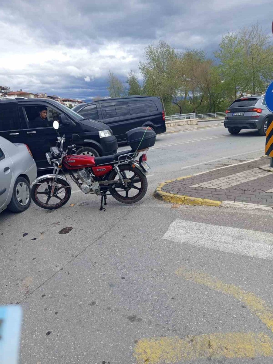 Dönüş Yasağına Uymayan Otomobile Motosiklet Çarptı: 2 Yaralı