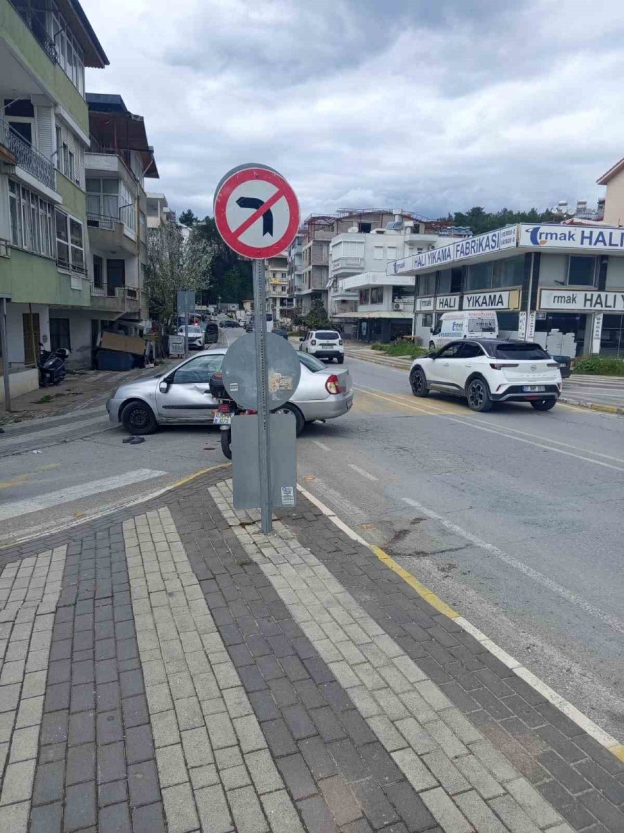 Dönüş Yasağına Uymayan Otomobile Motosiklet Çarptı: 2 Yaralı