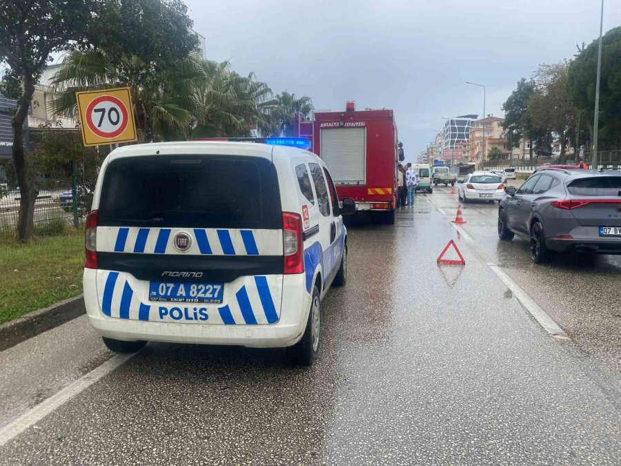 Antalya’da 4 Araçlı Zincirleme Kaza: Araçta Sıkışan Yolcu İtfaiye Ekiplerince Çıkartıldı
