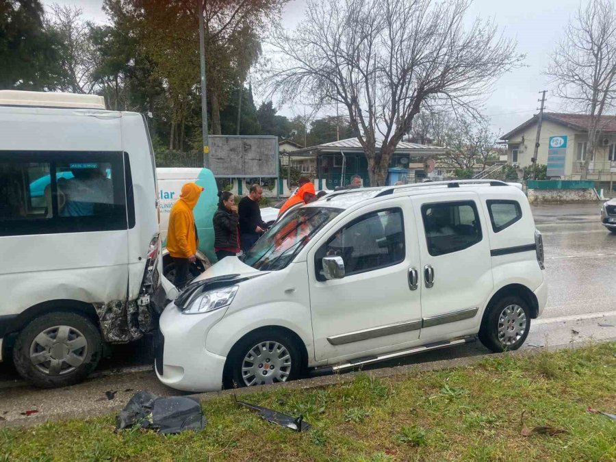 Antalya’da 4 Araçlı Zincirleme Kaza: Araçta Sıkışan Yolcu İtfaiye Ekiplerince Çıkartıldı