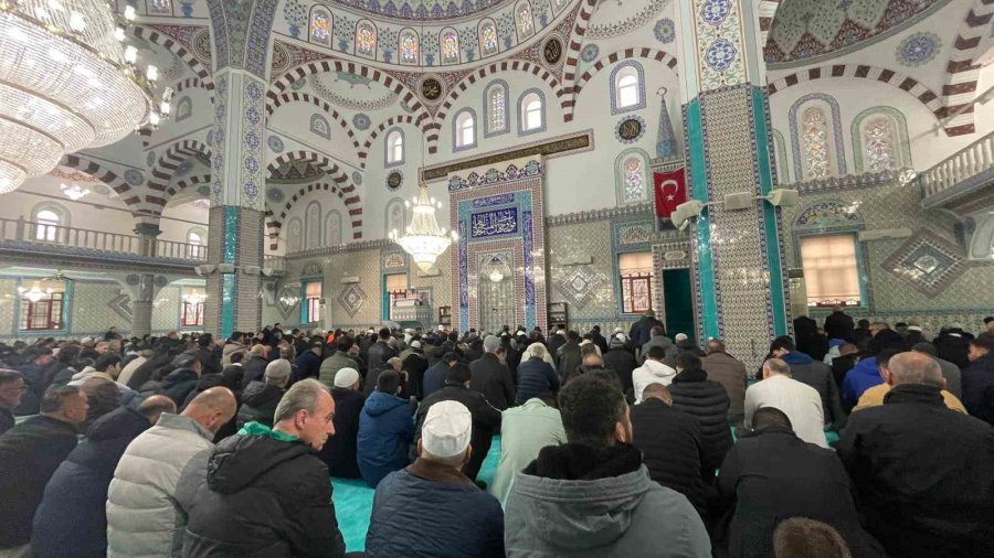 Vali Çiçek Ve Protokol Üyeleri Namaz Sonrası Vatandaşlarla Bayramlaştı