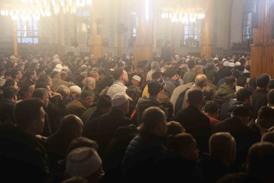 Konya’da Bayram Namazında Camiler Doldu