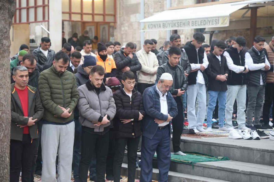 Konya’da Bayram Namazında Camiler Doldu