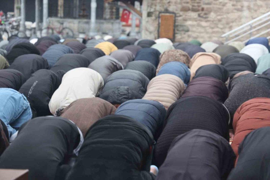 Konya’da Bayram Namazında Camiler Doldu