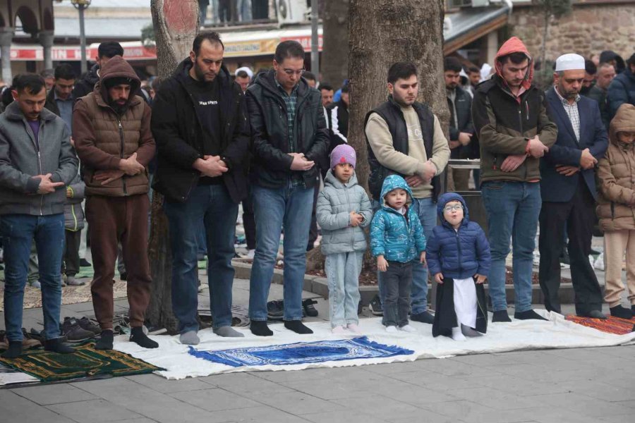 Konya’da Bayram Namazında Camiler Doldu